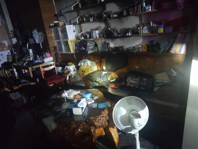 台中市南区忠明南路一处透天厝7日凌晨4点多一楼杂物起火燃烧。（台中市消防局提供／冯惠宜台中传真）