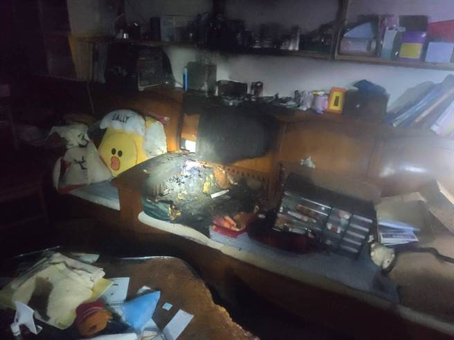 台中市南区忠明南路一处透天厝7日凌晨4点多一楼杂物起火燃烧。（台中市消防局提供／冯惠宜台中传真）