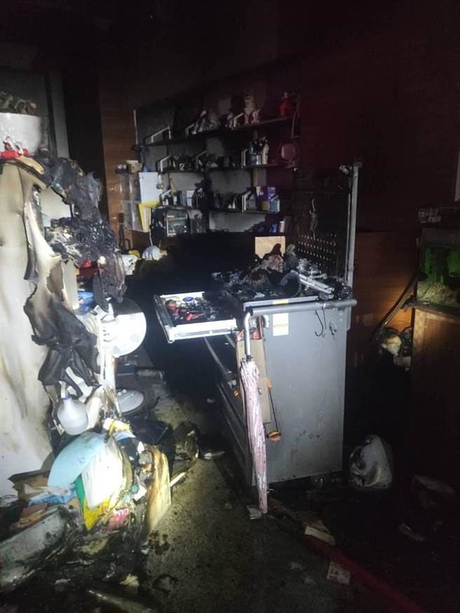 台中市南区忠明南路一处透天厝7日凌晨4点多一楼杂物起火燃烧。（台中市消防局提供／冯惠宜台中传真）