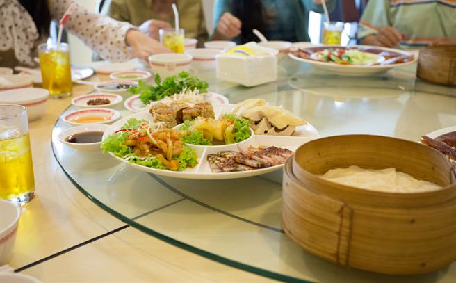 圍爐餐桌話題》中式大圓桌上的轉盤 誰發明的？(示意圖/Shutterstock)