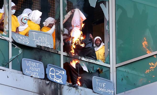 美國密蘇里州聖路易郡（St.Louis）監獄6日凌晨爆發囚犯暴動事件，不滿監獄環境不安全，恐讓他們感染新冠肺炎，上百名囚犯砸破窗戶、撬開牢房門鎖逃出。（圖／美聯社）