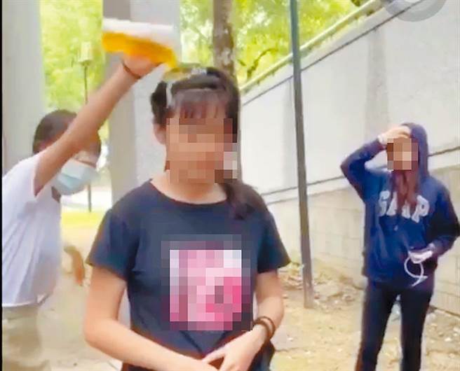 涉嫌第一个动手的19岁男学生不但被网友肉搜脸书帐号且灌爆，7日凌晨还被网友约出押走、打断左手。（取自脸书／刘宥廷高雄报导）