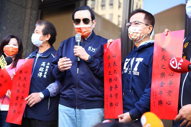 前总统马英九（中）7日早上前往台北市木栅市场发送春联，有民眾高喊「总统加油」。（张立勋摄）