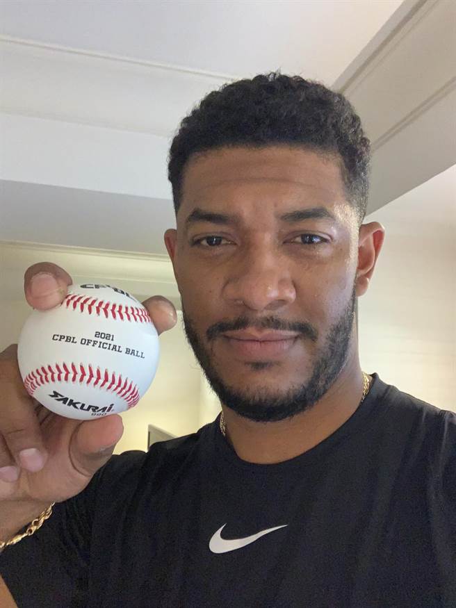 富邦悍將新洋投傑斯隔離期間先適應新的中職比賽用球。（富邦悍將提供）