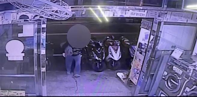 警方追查后发现，为戴男骑脚踏车，将男婴弃置于自助洗衣店。（翻摄照片／庄旻静新竹传真）
