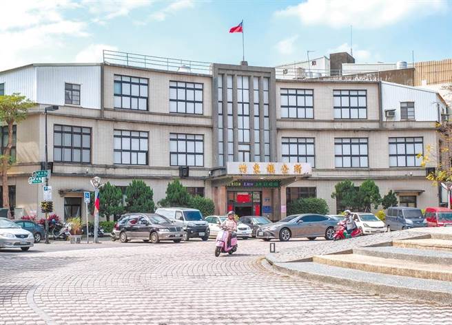 竹东镇公所为危楼、空间狭小，加上停车不便等问题，预计将与代表会共同迁建至新大楼。（本报资料照）