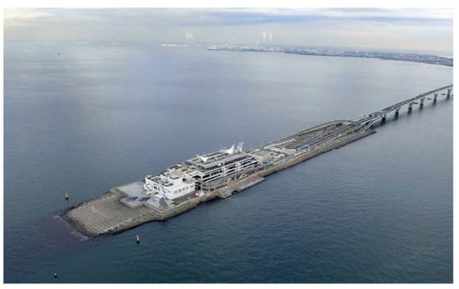 东京湾跨海公路于1997年启用，包括跨海大桥及海底隧道。照片中显示的部分，为高架公路与海底隧道衔接处，而中央的人工岛则是海底隧道通风系统的所在位置，称为「海萤火虫休息站」，含有厕所、休息区、餐厅、游乐中心等设施。(图/远流出版提供)