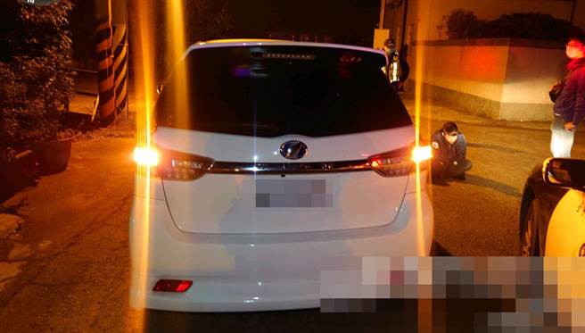 已婚羅姓男子疑曖昧友人女友，駕車外出時遭對方派人攔路劫車並痛毆。（民眾提供／王文吉台中傳真）