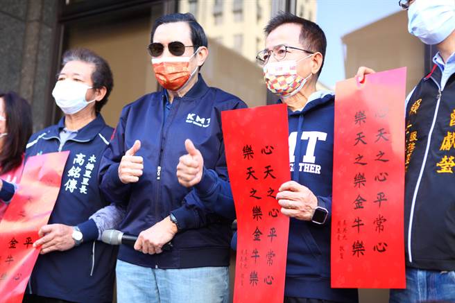 立委赖士葆（右二）7日陪同前总统马英九前往台北市木栅市场发送春联，受到许多人欢迎。（张立勋摄）