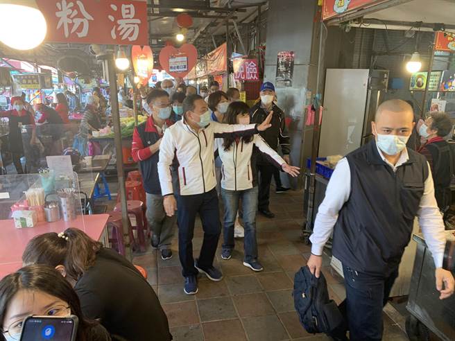 侯友宜今天上午到汐止金龍市場視察防疫情形。（王揚傑攝）