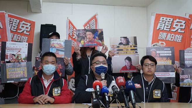 杨文元（中）发起罢免台中第二选区立委陈柏惟，明日将正式向中选会提案，并提交罢免提议书及名册。（王文吉摄）