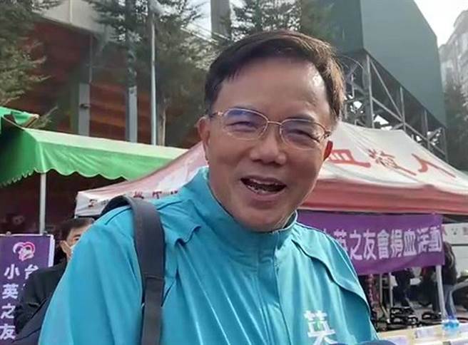 法务部次长蔡碧仲说自己是「云嘉人」，号召大家来捐血。（廖素慧摄）