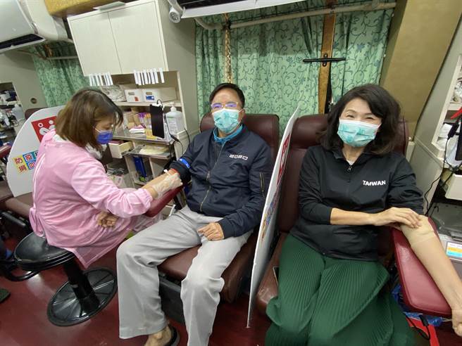 法务部次长蔡碧仲与夫人黄淑英每年捐血，希望揪更多人捐血纾解血荒。（廖素慧摄）