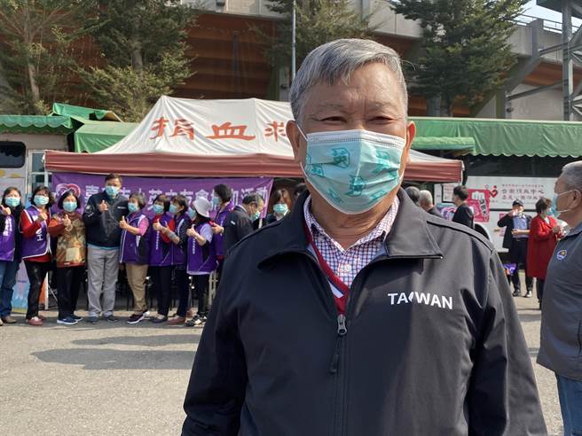 九华山地藏庵董事长黄俊森捐血近百次，去年届龄「退休」，他笑称领到毕业证书了。（廖素慧摄）