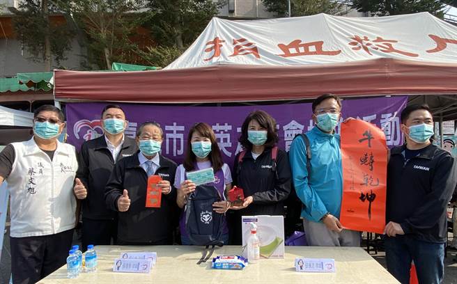嘉义市小英之友会送捐血民眾小英总统红包、春联、防疫物资。（廖素慧摄）