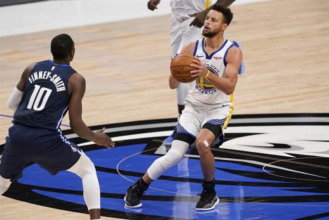 就算柯瑞飙进11颗三分球、独拿57分，勇士还是输球。(美联社)