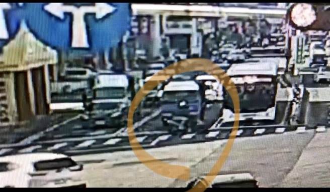 女机车骑士从斑马线上衝出来，公车紧急煞车才未撞上。（台南市警一分局提供／曹婷婷台南传真）