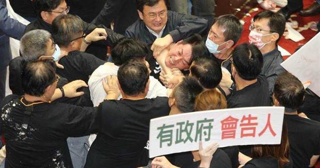 立法院萊豬大戰時，立委陳柏惟遭立委林為洲秒殺。（圖／報系資料照）