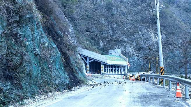 中橫便道19.3K發生森林火災，上邊坡落石不斷，阻斷雙向通行。（谷關工務段提供／王文吉台中傳真）