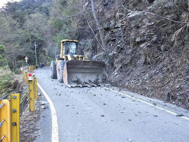 谷關工務段出動重機具清除路面落石，採監看方式管制通行。（谷關工務段提供／王文吉台中傳真）