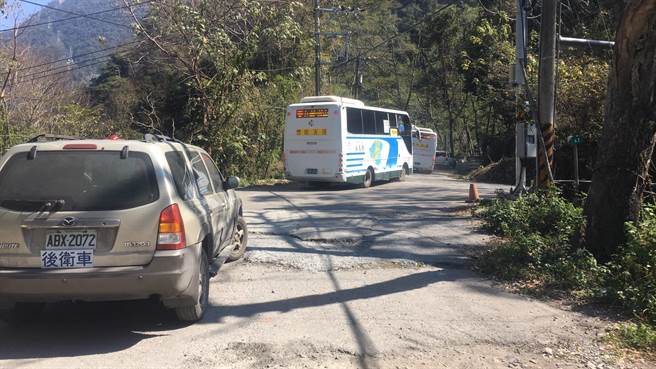 谷關工務段在山林火災控制後，採監看方式管制通行。（谷關工務段提供／王文吉台中傳真）