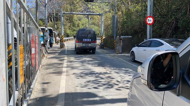 谷關工務段在山林火災控制後，採監看方式管制通行。（谷關工務段提供／王文吉台中傳真）