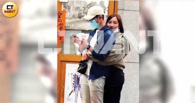 韦礼安（前）被女友环抱依然不为所动，继续忙着回覆手机讯息。（图／本刊摄影组）