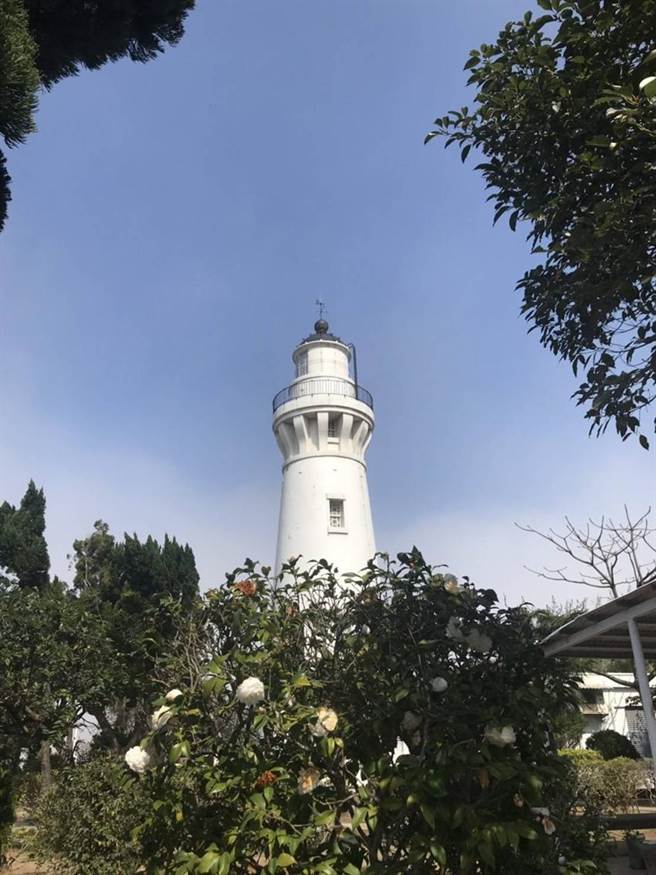1898年建造的白沙岬燈塔位於桃園觀音區白沙岬。圖／航港局提供