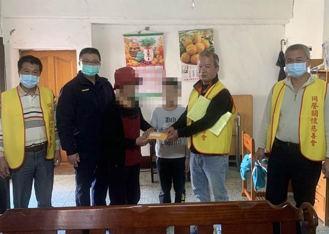 大甲外埔警方结合同馨关怀慈善会探访辖区独居长辈及弱势家庭，并发送红包、白米及民生物资。（大甲分局提供／王文吉台中传真）