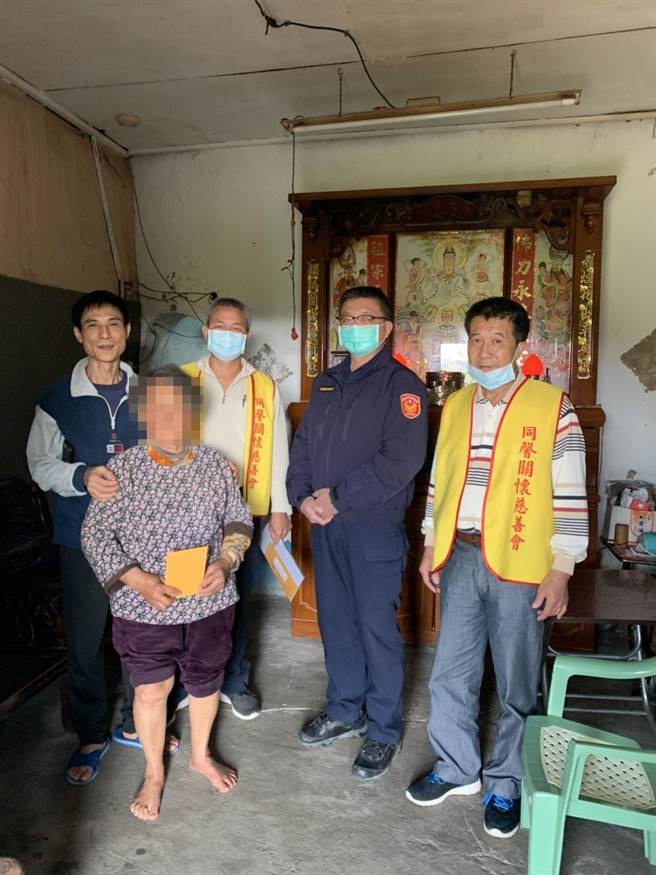 大甲外埔警方结合同馨关怀慈善会探访辖区独居长辈及弱势家庭，并发送红包、白米及民生物资。（大甲分局提供／王文吉台中传真）