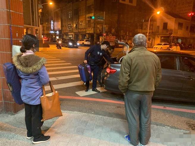 陈女（左一）似乎与家人关系疏离，离家遭寻获后，冷对家人的关心。（读者提供／程炳璋台南传真）