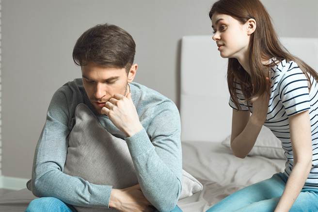 男友抱怨女友卫生习惯差，2人交往10年来仅发生不到20次性行为。（示意图/Shutterstock提供）