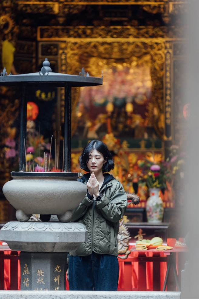 Misc －本名林佳龄，闯荡设计界多年，设计作品横跨专辑封面、书封装帧、影展海报等，近期开设个人Podcast 频道，谈论无形的天界、灵界。（图／林冠良摄）