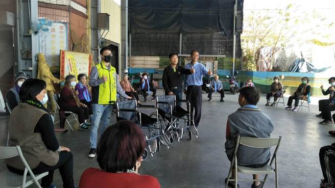 台中市议员周永鸿捐赠合计10部轮椅给神冈区三角、溪洲、庄后、大社里里办公处与社口社区发展协会，让有需要的长辈、身障朋友或急用者使用。（市议员周永鸿服务处提供）