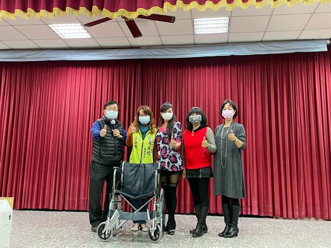 台中市议员周永鸿捐赠合计10部轮椅给神冈区三角、溪洲、庄后、大社里里办公处与社口社区发展协会，让有需要的长辈、身障朋友或急用者使用。（市议员周永鸿服务处提供）