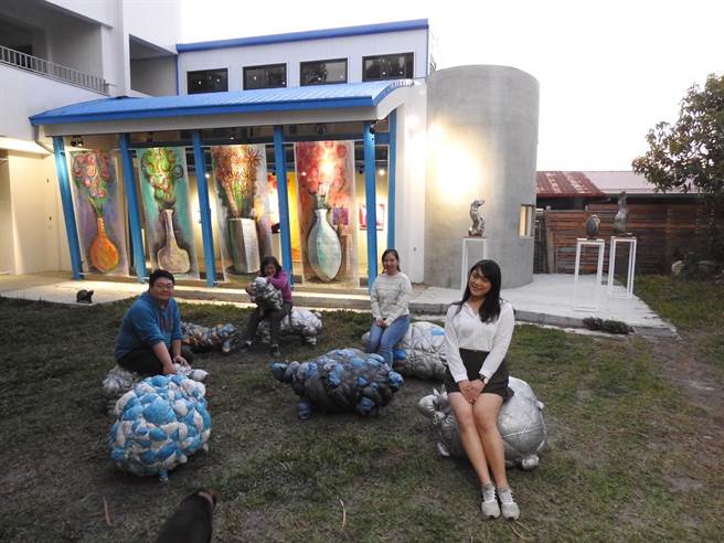 大灶美术馆展出可以玩赏的艺术品「九羊神功」，供民眾打卡留念。（大灶美术馆提供／黄立杰南投传真）