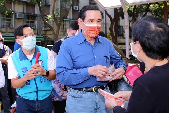 前總統馬英九（中）在台北市議員李明賢（左）陪同下，前往內湖傳統市場發送春聯及口罩。（黃世麒攝）