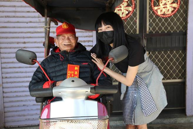 黎晏孜探访独居长者。（经纪人提供）