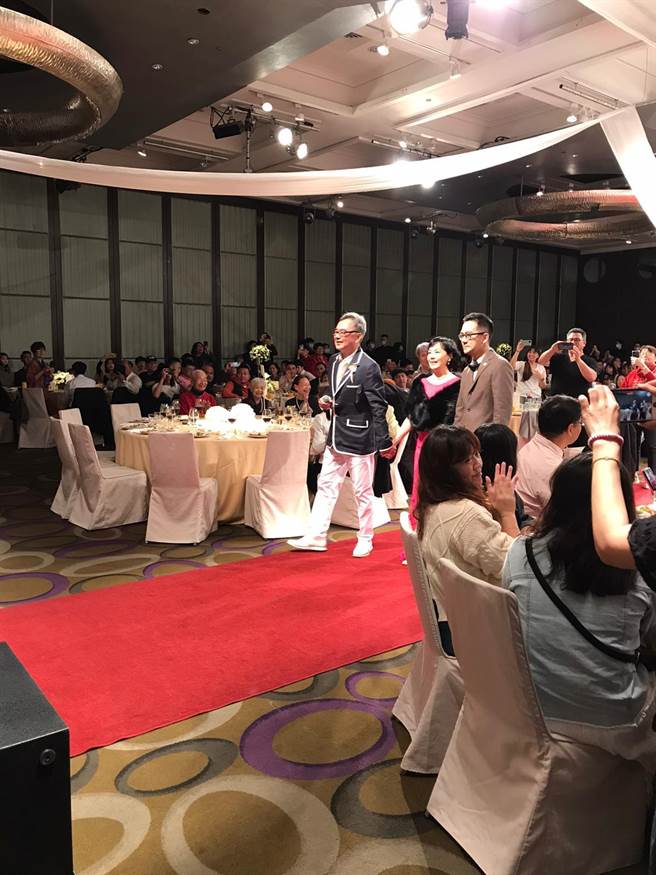 陳昇（右起）和昇嫂昨晚為愛子小虎舉辦婚禮。（讀者提供）