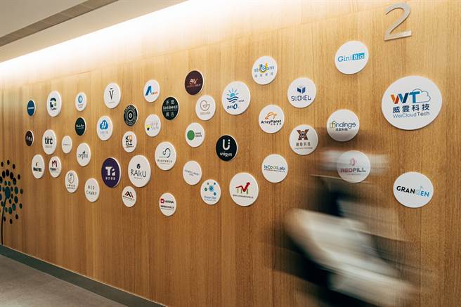 「t.Hub内科创新育成基地」空间墙面展示目前辅导进驻的新创团队。（图／蔡耀徵摄）