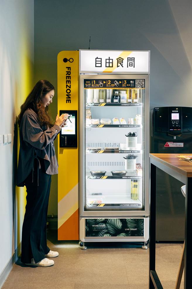 进驻团队在「t.Hub 内科创新育成基地」也能体验各种创新科技的生活应用。（图为智能科技点餐贩卖机。）（图／蔡耀徵摄）