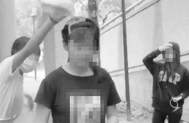 凤山少女遭霸凌事件持续延烧，动手霸凌的19岁男，向少女及其父亲道歉后，竟遭私刑围殴打断手。（翻摄脸书／刘宥廷高雄传真）