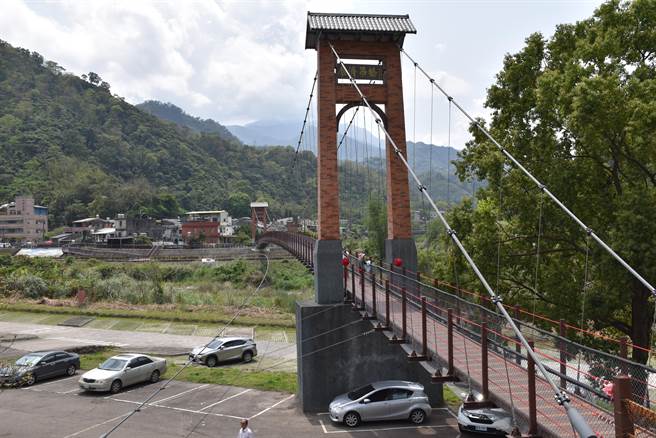游客可由康济吊桥漫行到南江老街游歷。（谢明俊摄）