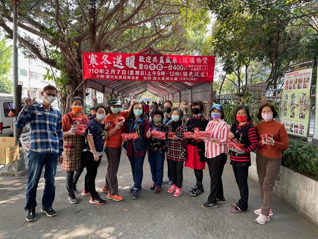 台中市南區國光社區發展協會連續7日在仁和路國光國小旁「綠色隧道」舉辦「捐購愛心年糕」活動。（馮惠宜攝）