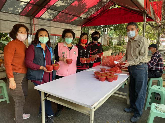台中市南區國光社區發展協會連續7日在仁和路國光國小旁「綠色隧道」舉辦「捐購愛心年糕」活動。（馮惠宜攝）