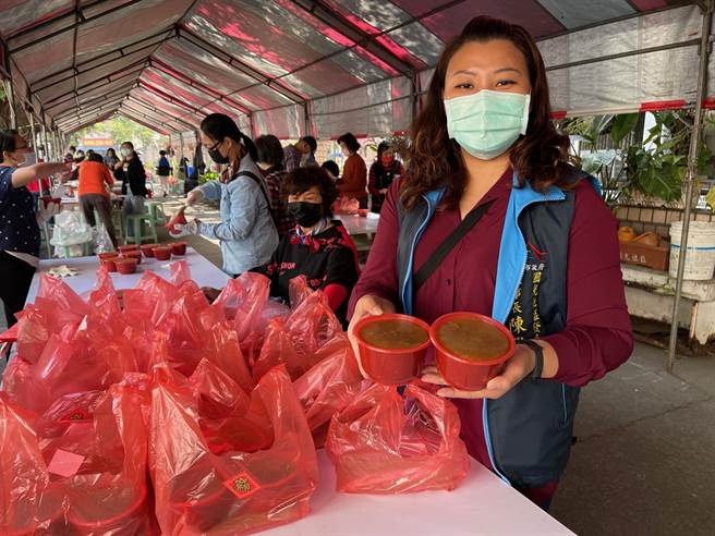 台中市南區國光里長陳雅惠表示，國光社區發展協會每年都會舉辦愛心年糕製作活動，愛心年糕每份400元、共4碗，訂購民眾取回2碗，另2碗捐贈低收入戶，活動深具意義。（馮惠宜攝）