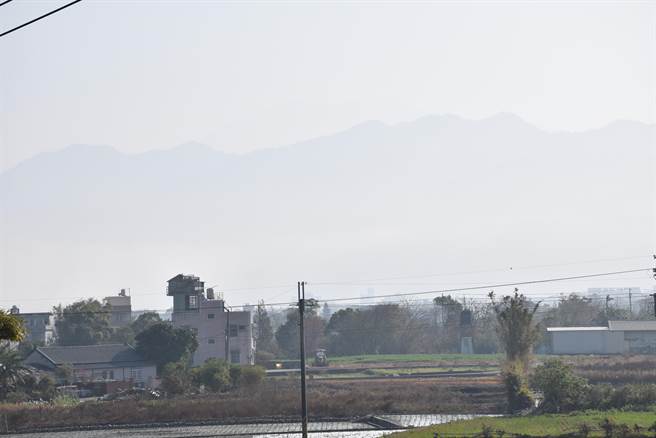 苗栗地区连日来空气品质不佳，雾霾情况相当严重。（谢明俊摄）