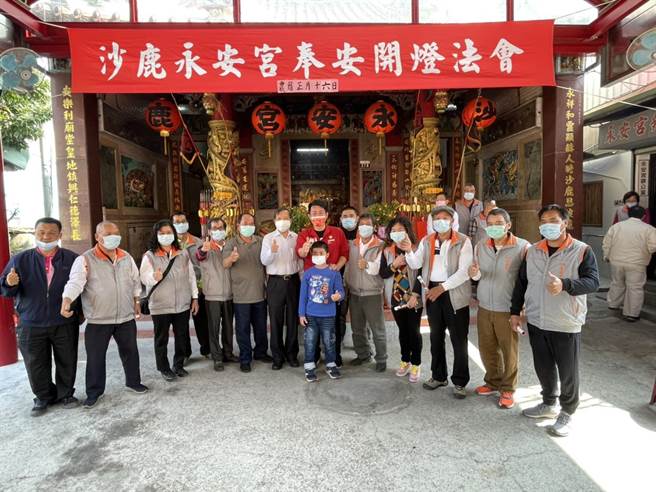 立委陈柏惟参拜埔尾永安宫祈福，并致赠庙方200片走春口罩。（陈柏惟服务处提供／王文吉台中传真）