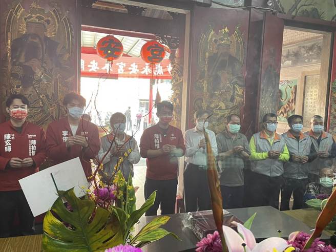 立委陈柏惟参拜埔尾永安宫祈福。（陈柏惟服务处提供／王文吉台中传真）