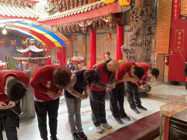 立委陈柏惟参拜沙鹿玉皇殿祈福。（陈柏惟服务处提供／王文吉台中传真）